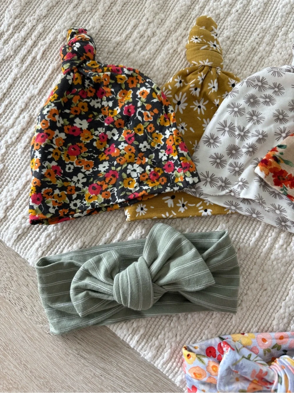 Lou Lou & Company Newborn Hat/Bow set